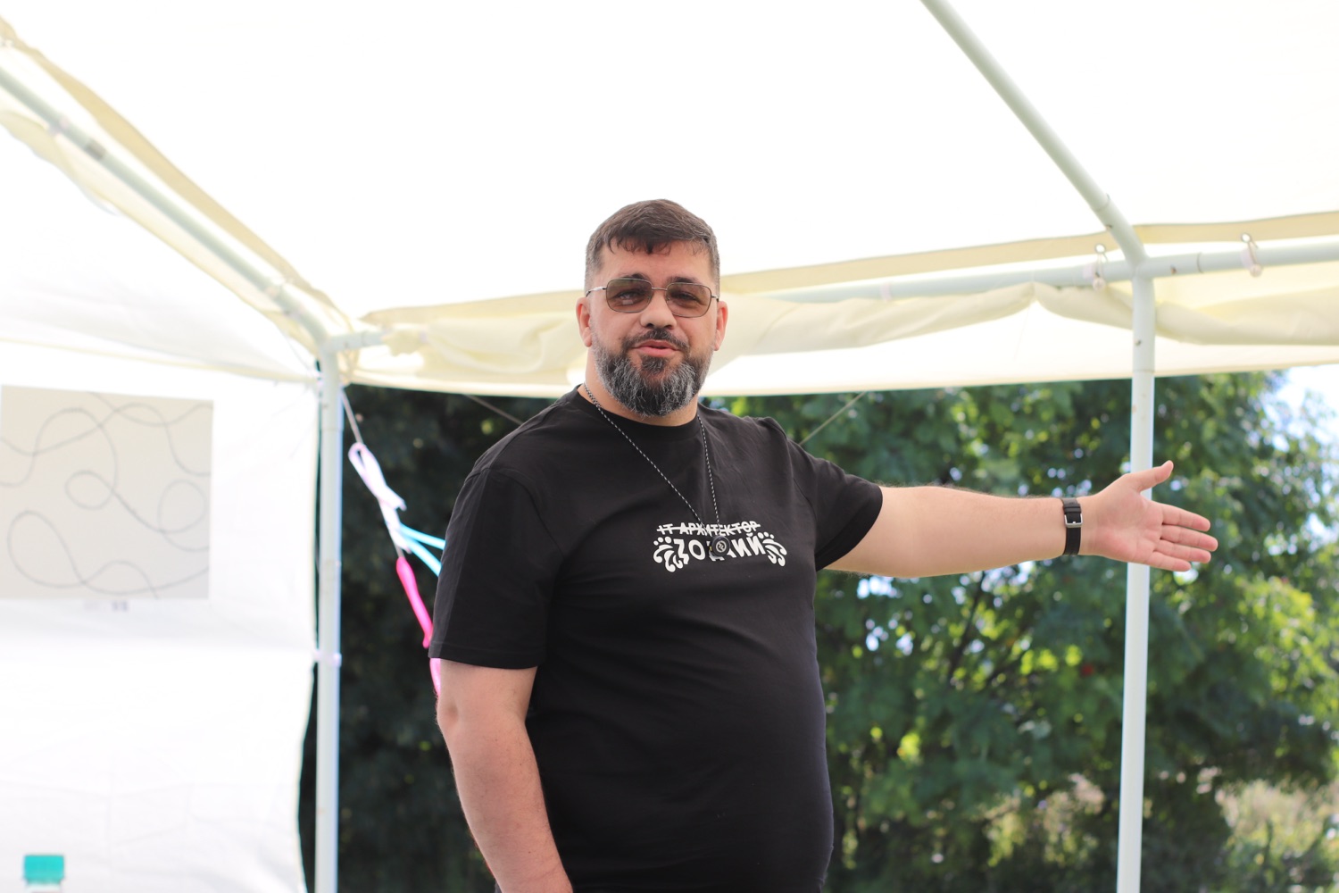 Алексей Шляпужников выступает на баркемпе «Пикник на обочине»